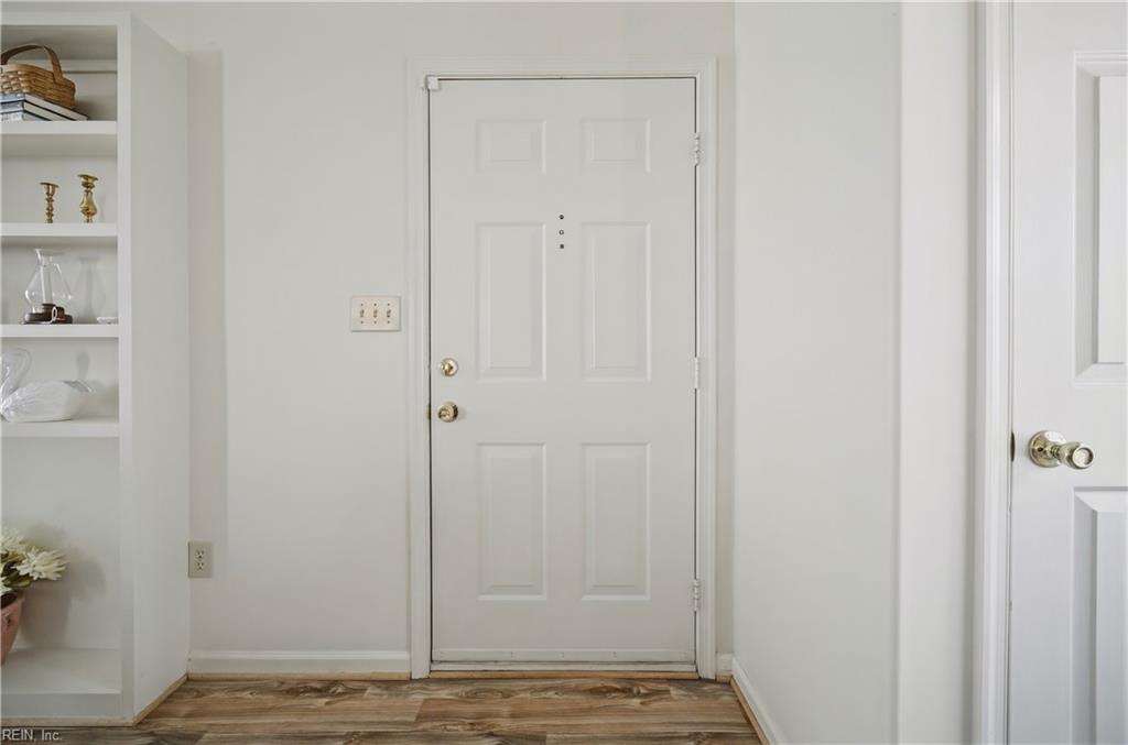 952 Gas Light Ln Property Photo 4