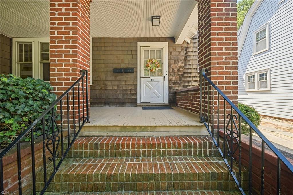 931 Jamestown Cres Property Photo 2