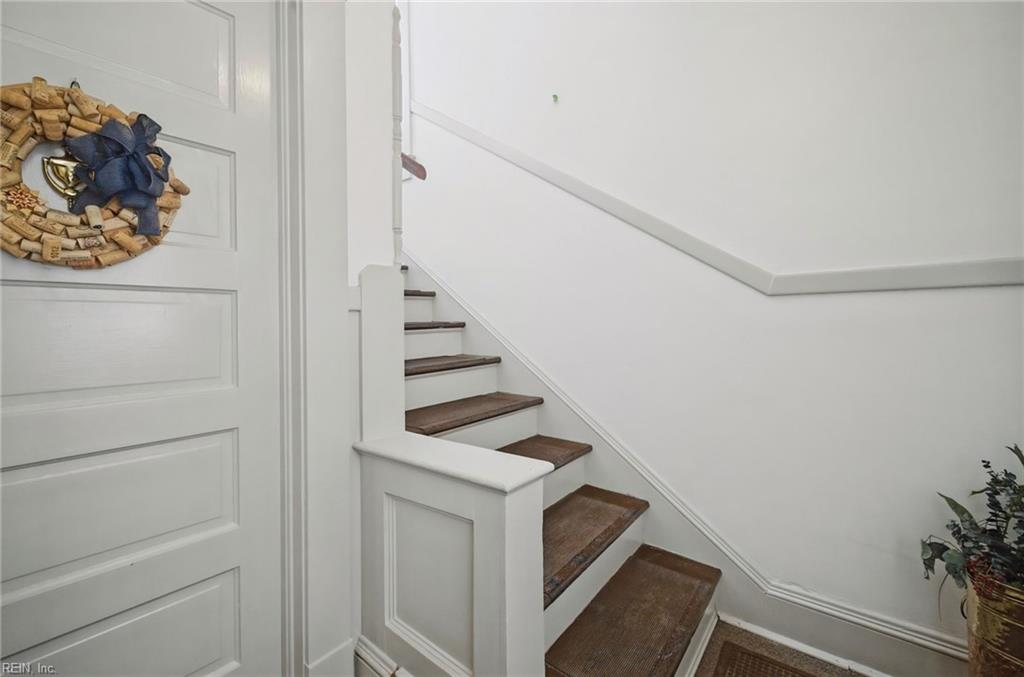 931 Jamestown Cres Property Photo 3