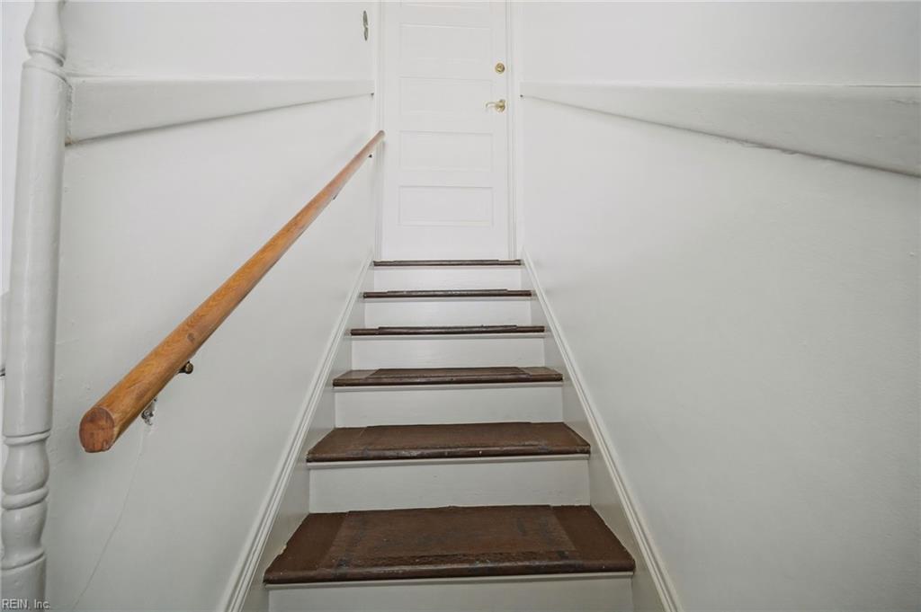 931 Jamestown Cres Property Photo 4