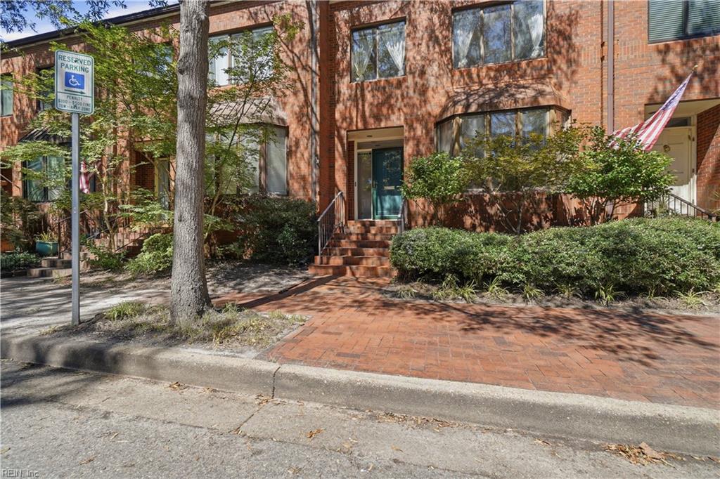 332 College Pl Property Photo 2