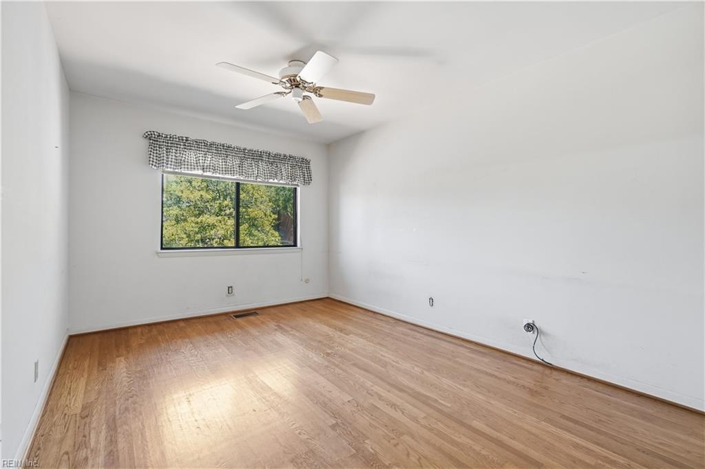 332 College Pl Property Photo 27