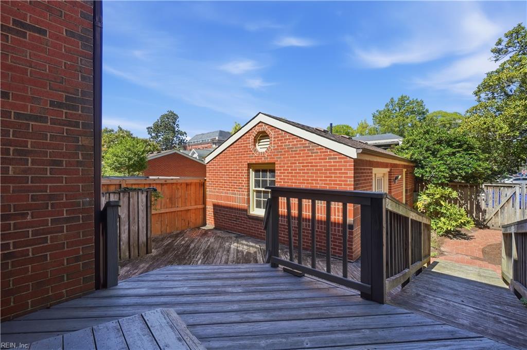 332 College Pl Property Photo 29