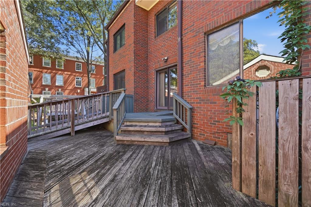 332 College Pl Property Photo 30