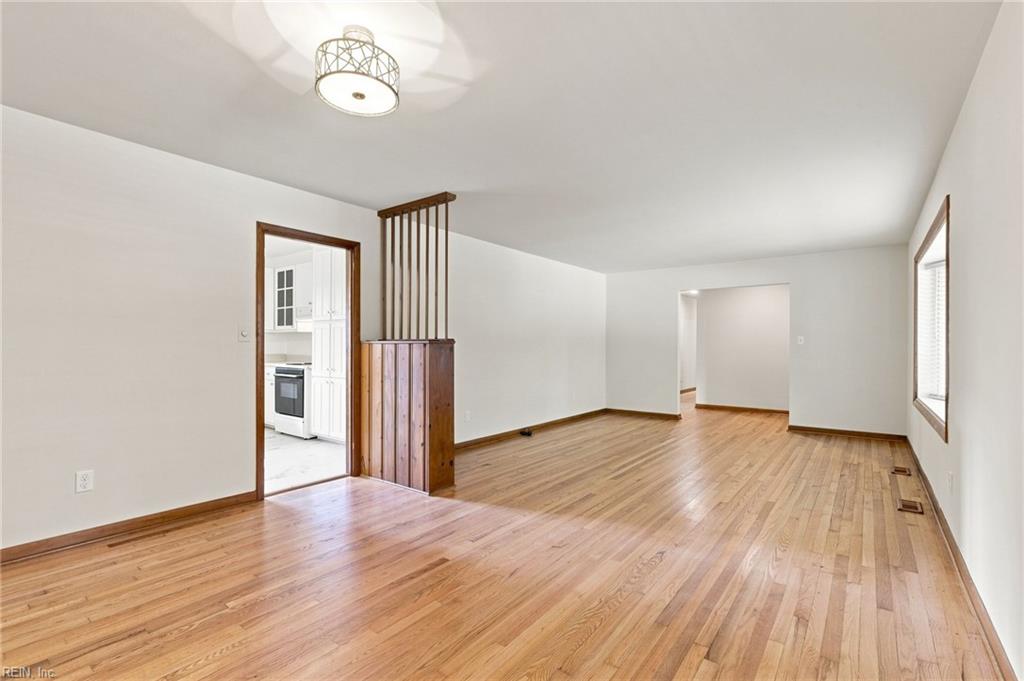 498 Windemere Rd Property Photo 13