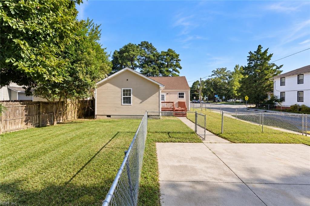 2845 Earlscourt Ave Property Photo 2