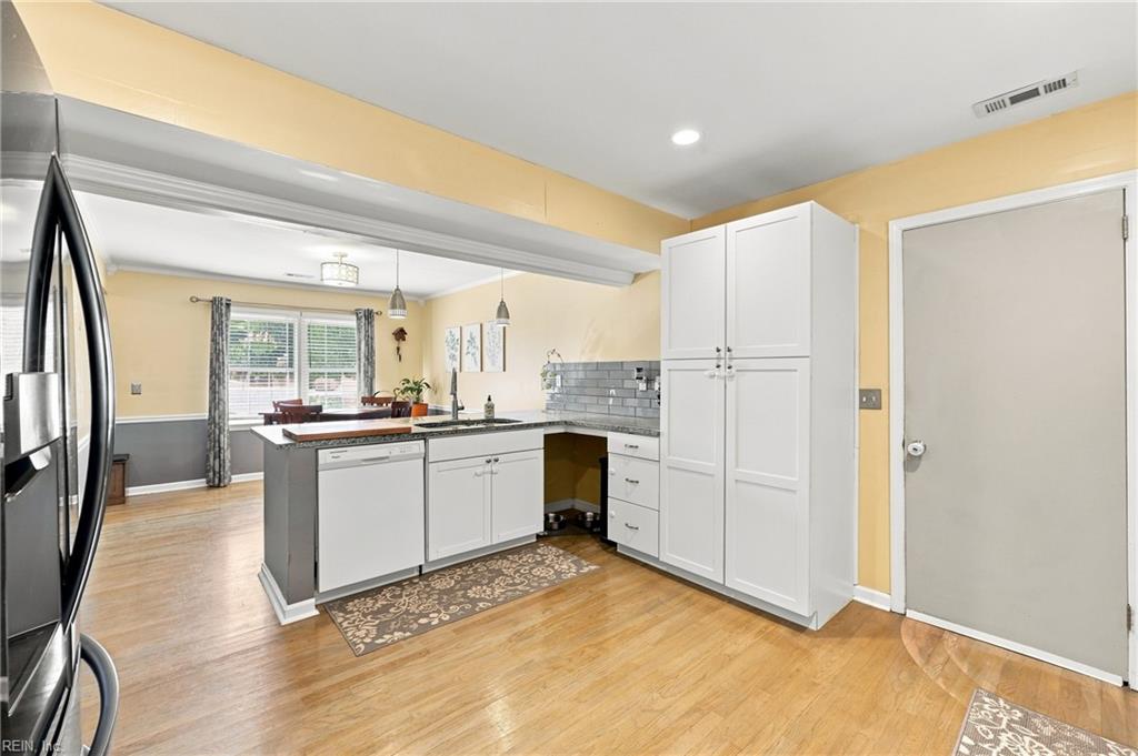 8 Fort Worth St Property Photo 6