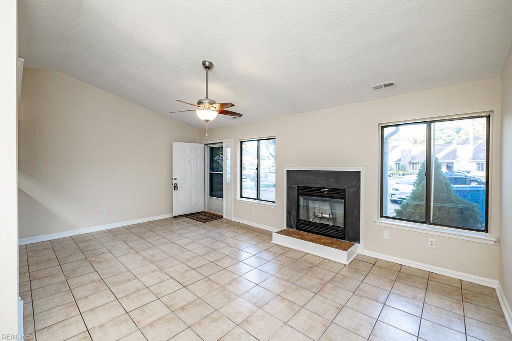 4607 Glencoe Ln Property Photo 2