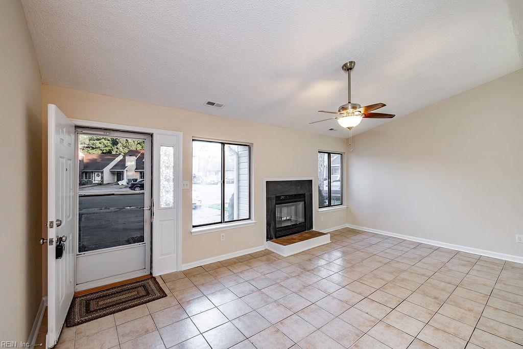 4607 Glencoe Ln Property Photo 3