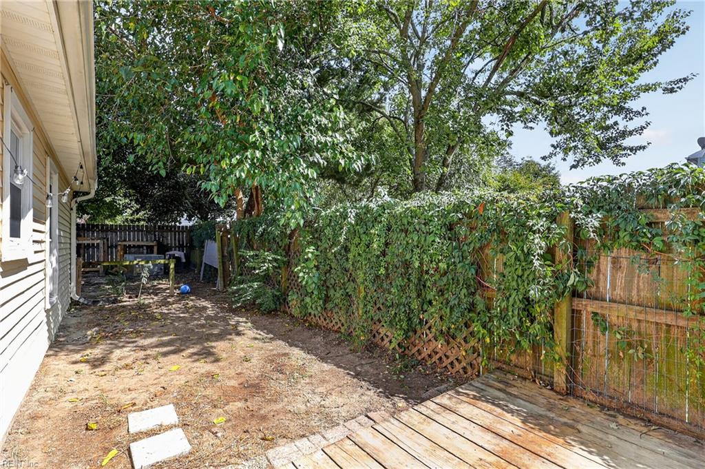 1816 Mullholand Dr Property Photo 23