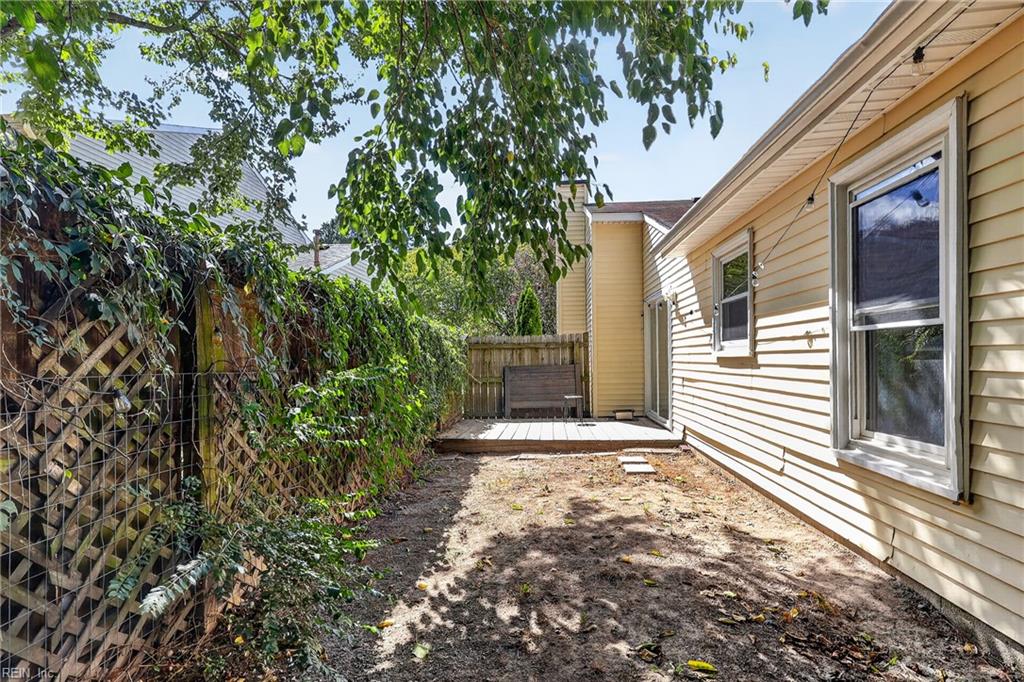 1816 Mullholand Dr Property Photo 24