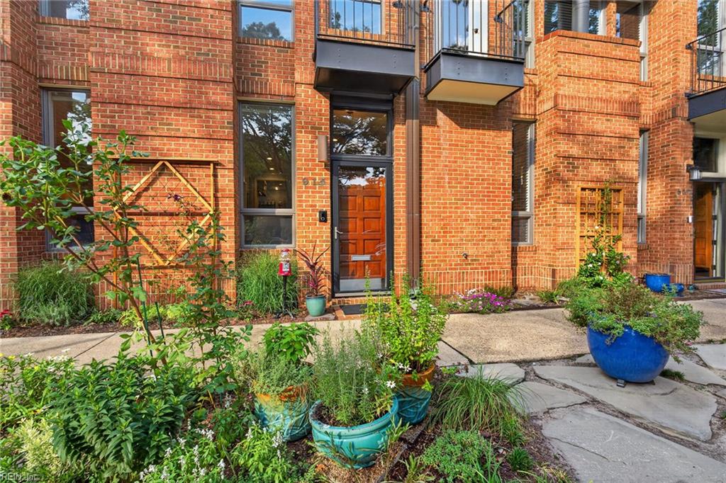 915 Botetourt Gdns Property Photo 6