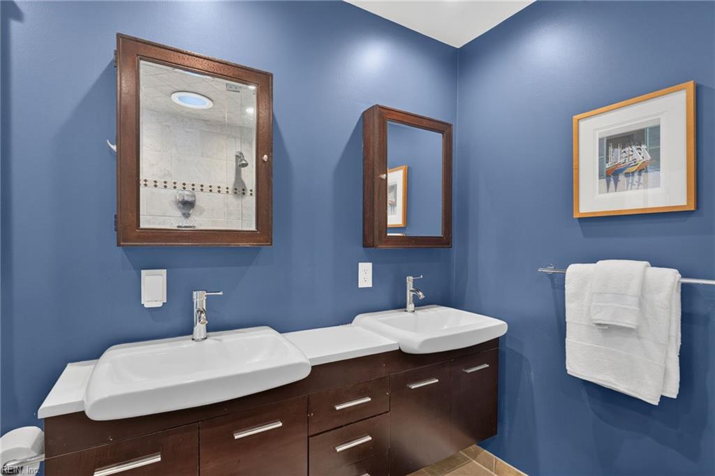 915 Botetourt Gdns Property Photo 28