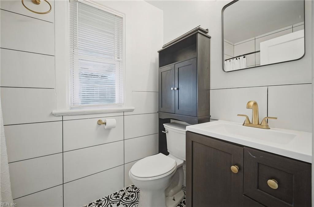 1074 Norview Ave Property Photo 17
