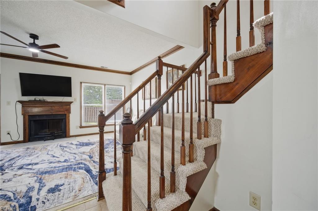 719 Creekside Cres Property Photo 4