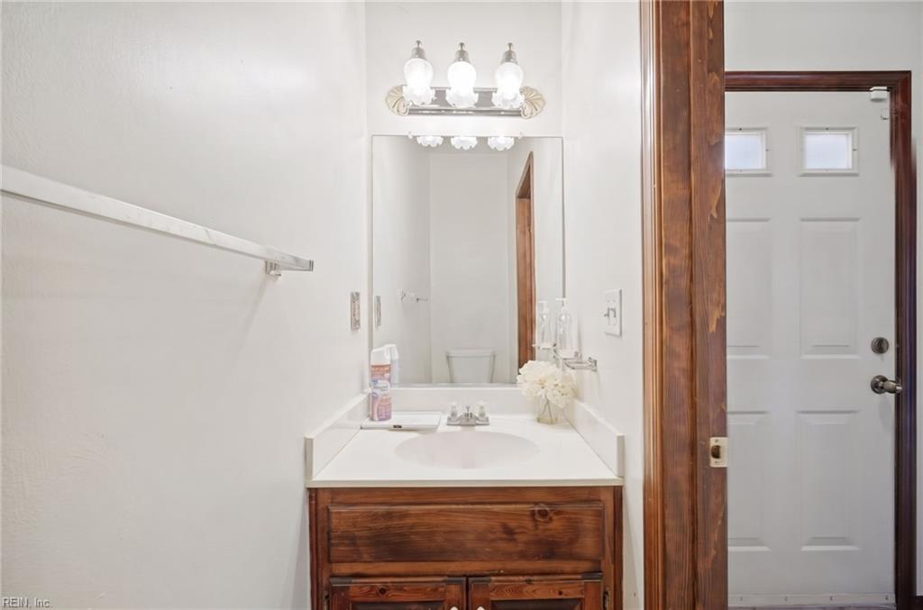 719 Creekside Cres Property Photo 10