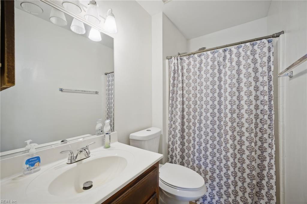 719 Creekside Cres Property Photo 13