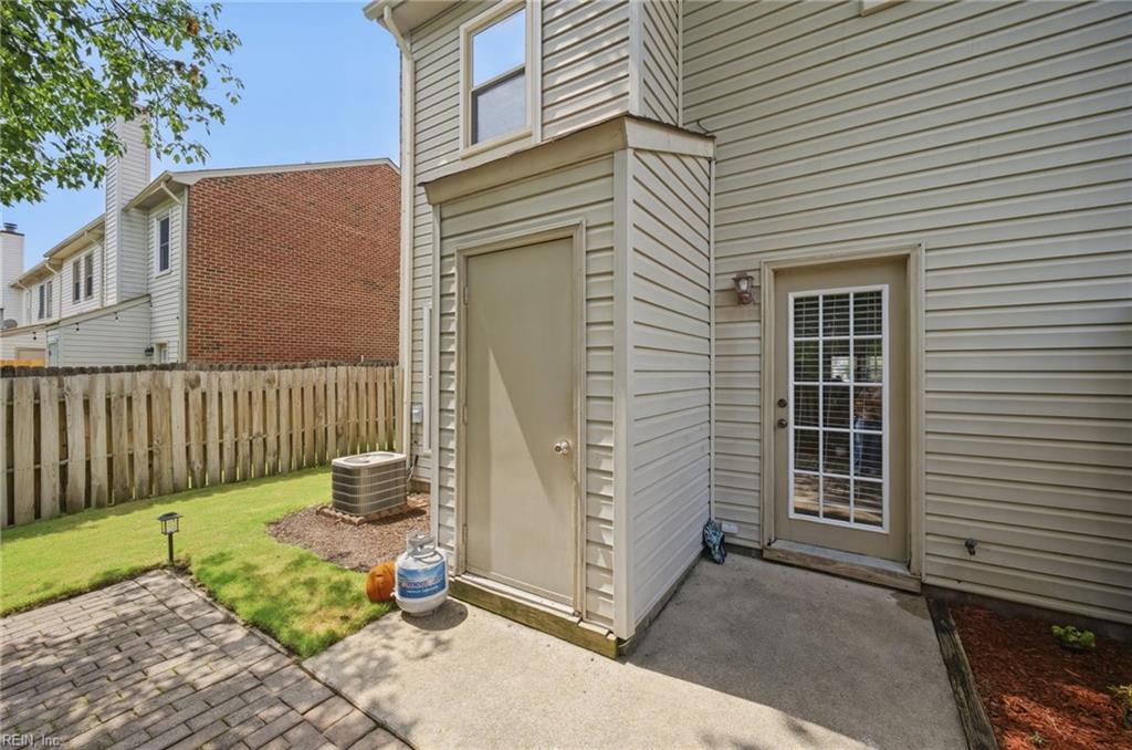 719 Creekside Cres Property Photo 18