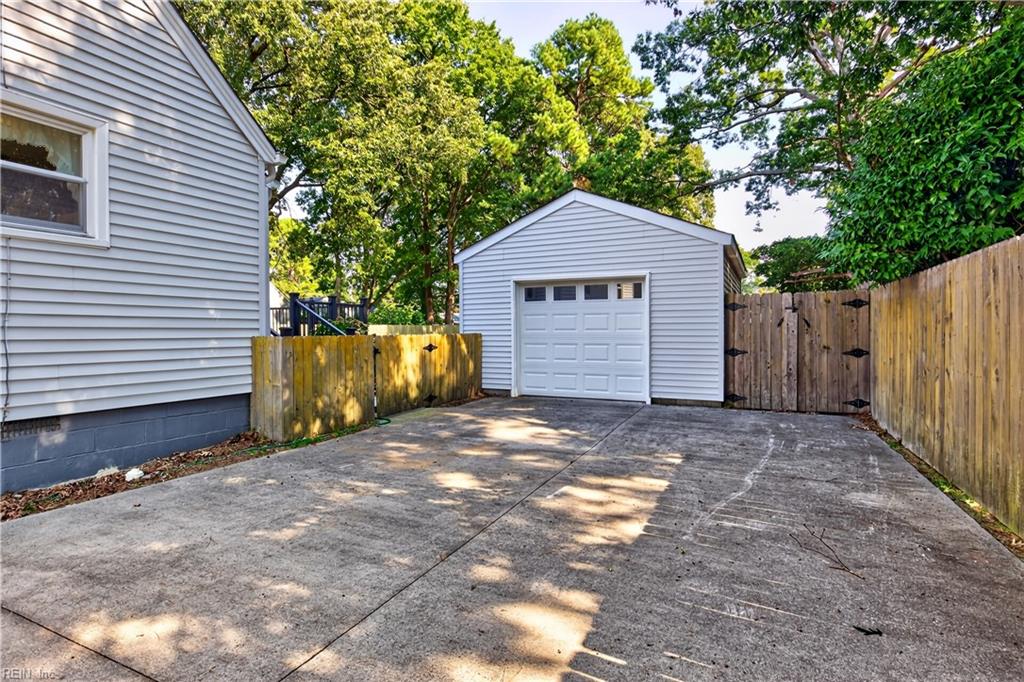 2528 Shafer St Property Photo 3