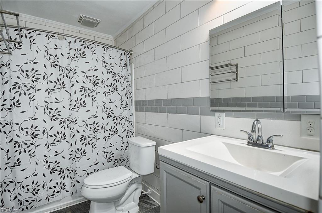 2801 Southport Ave. Property Photo 8