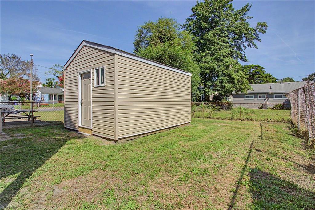 802 Hatton St Property Photo 31