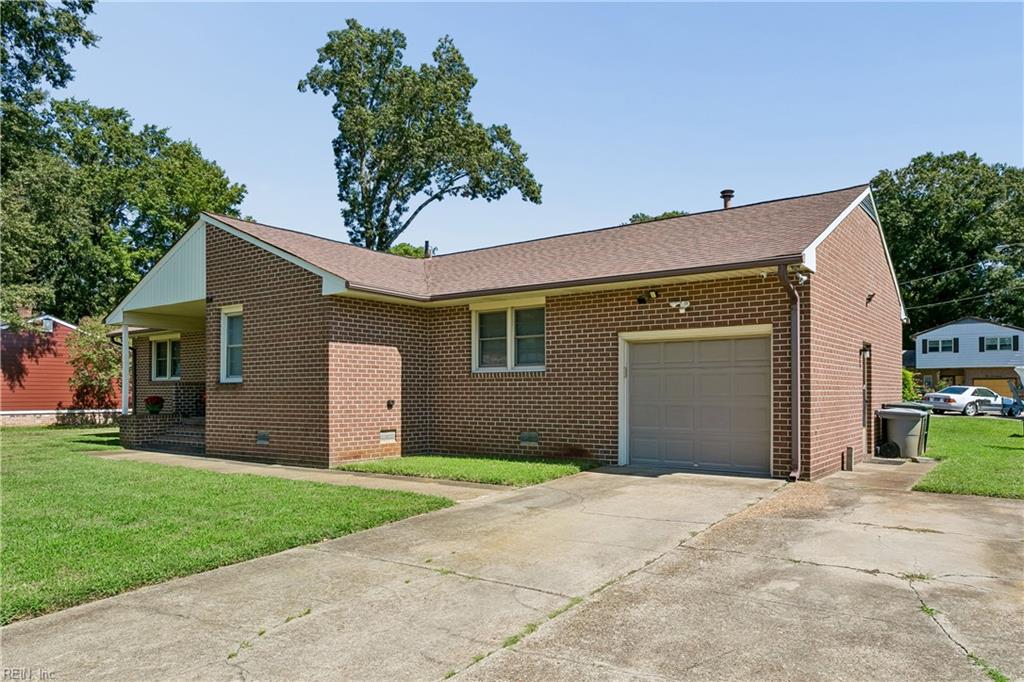 215 Woodbury Forrest Dr Property Photo 4