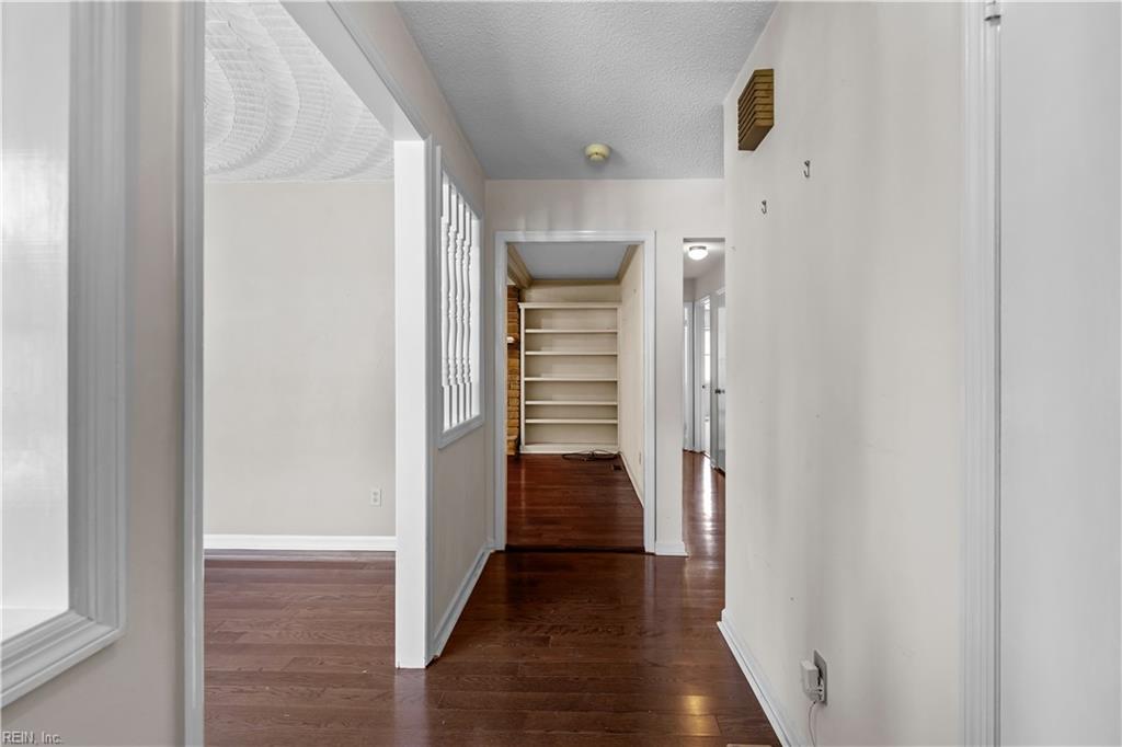 5917 Woodhaven Ct Property Photo 3