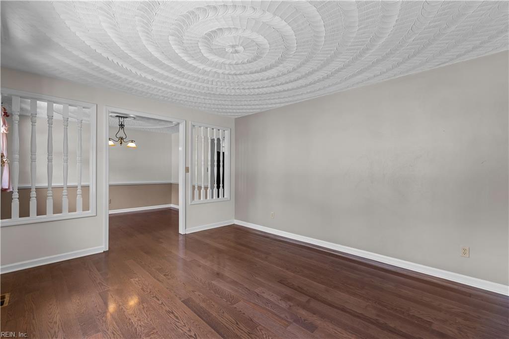 5917 Woodhaven Ct Property Photo 4