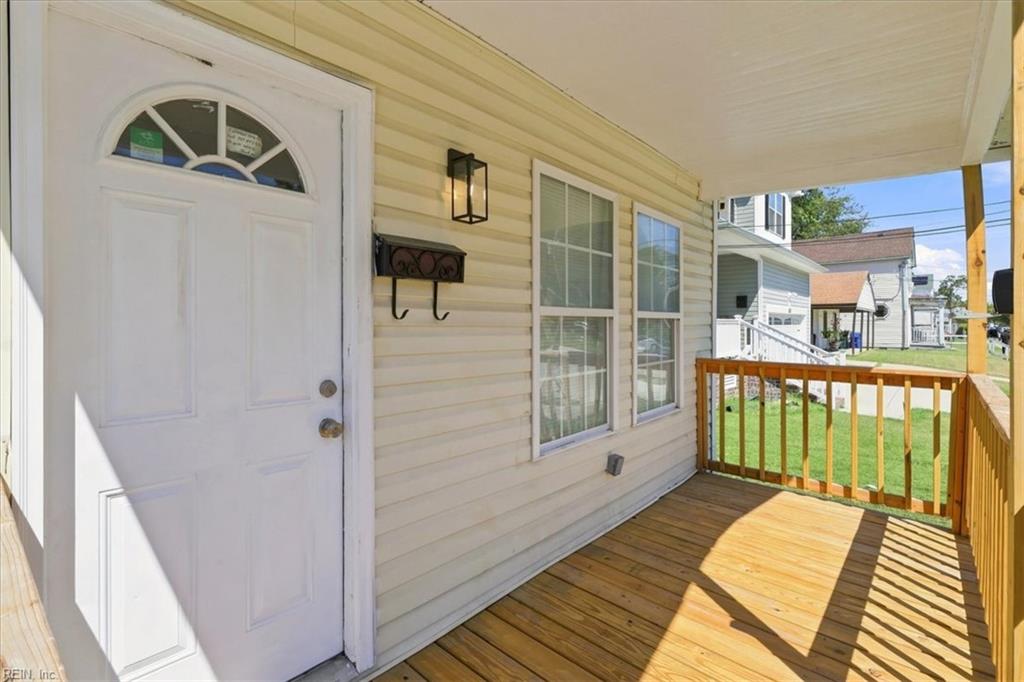1027 31st St Property Photo 2