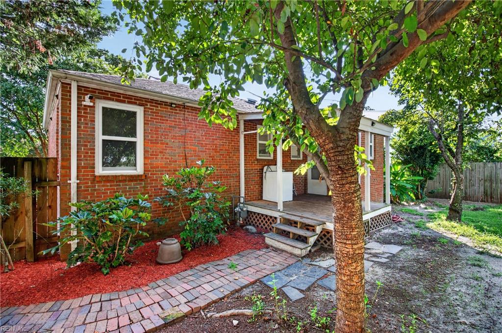 208 Forsythe St Property Photo 31