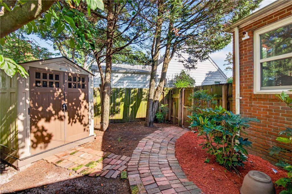 208 Forsythe St Property Photo 37