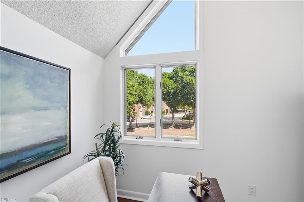 696 Mowbray Arch Property Photo 31