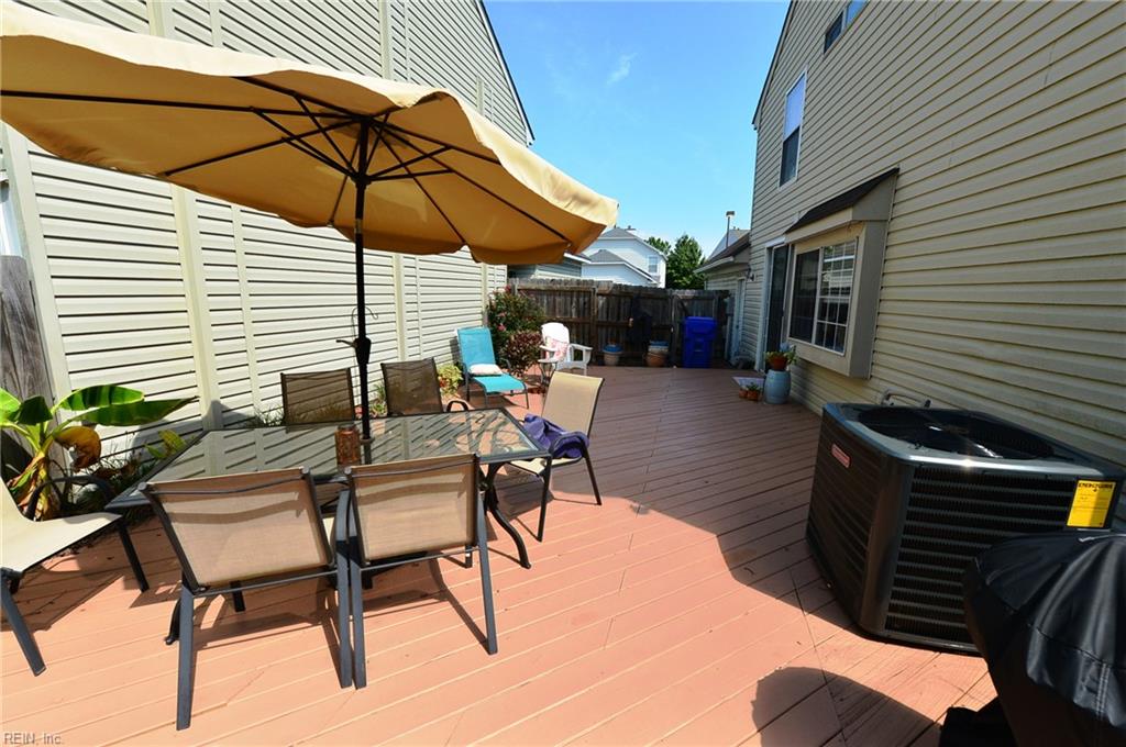 1216 Club Point Dr Property Photo 4
