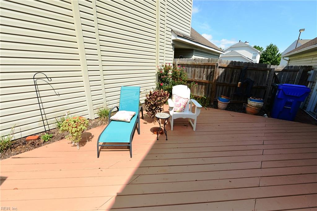 1216 Club Point Dr Property Photo 5
