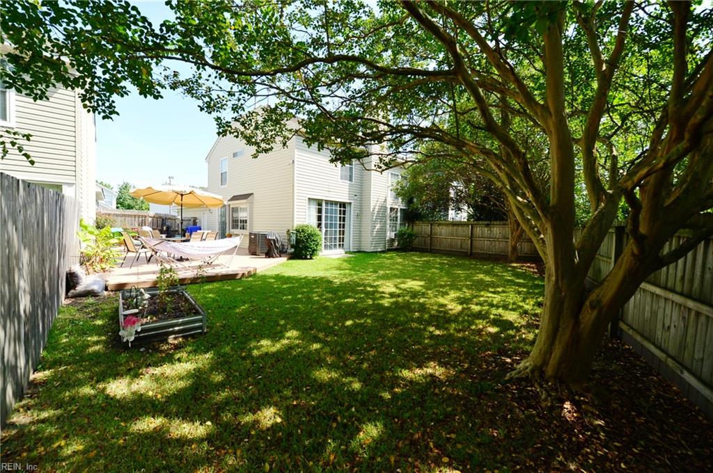 1216 Club Point Dr Property Photo 6