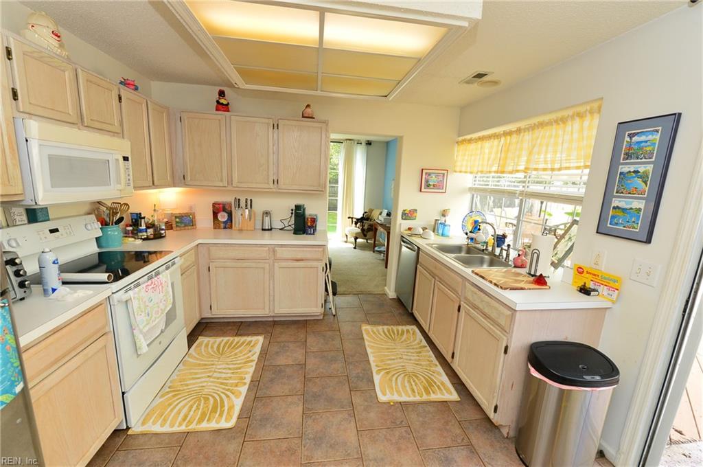 1216 Club Point Dr Property Photo 12