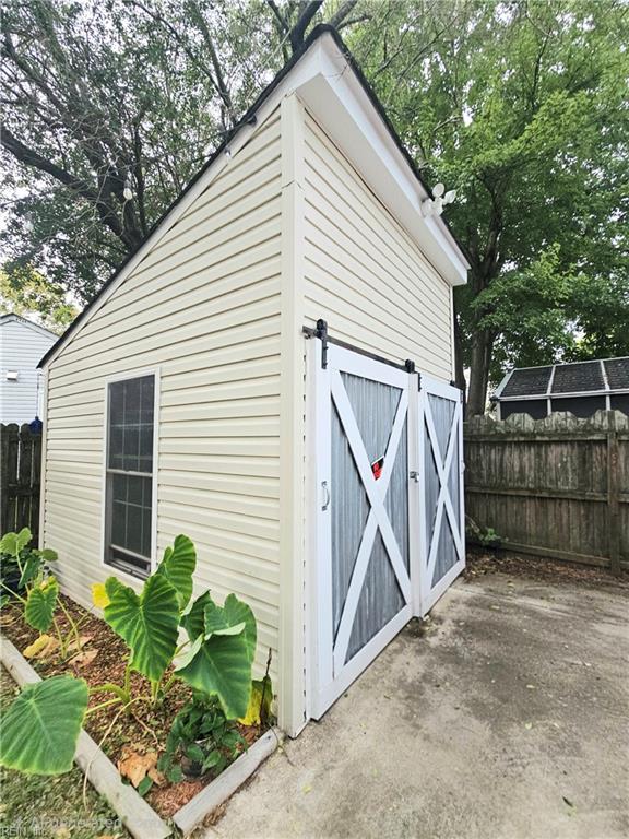 1623 Croyden Rd Property Photo 5