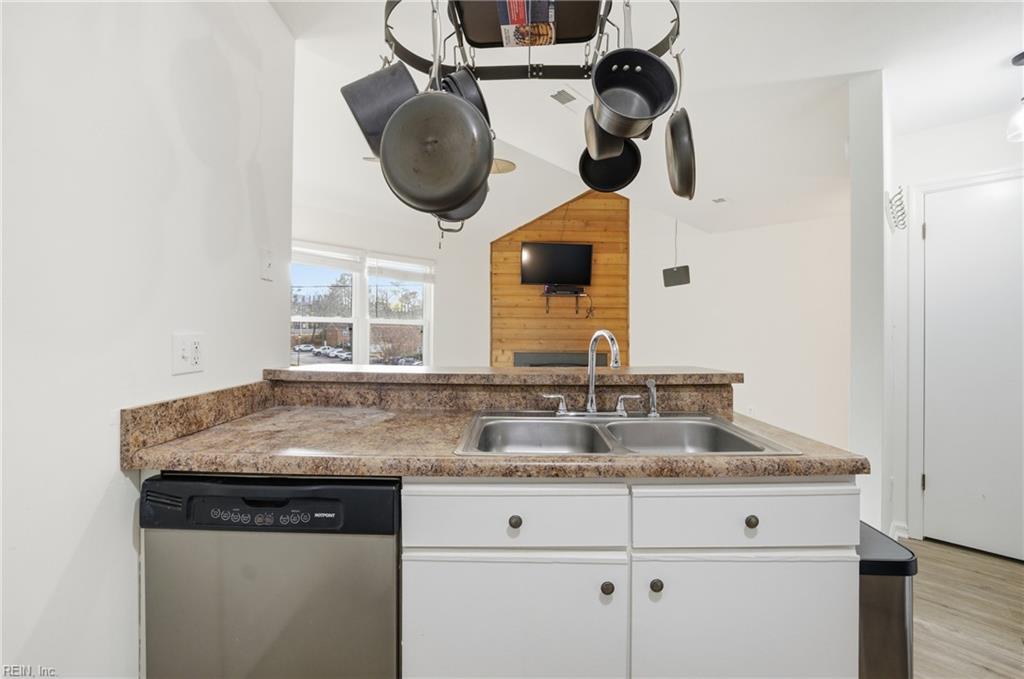 500 Barberton Dr Property Photo 17