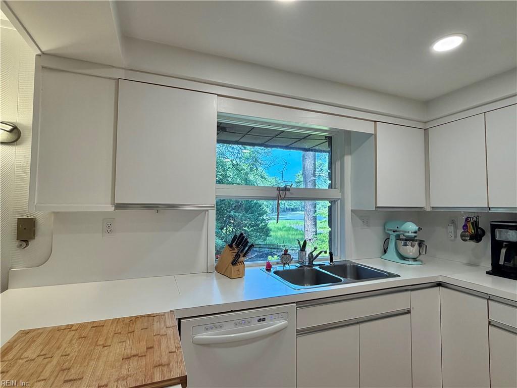 1701 N River Rd Property Photo 15