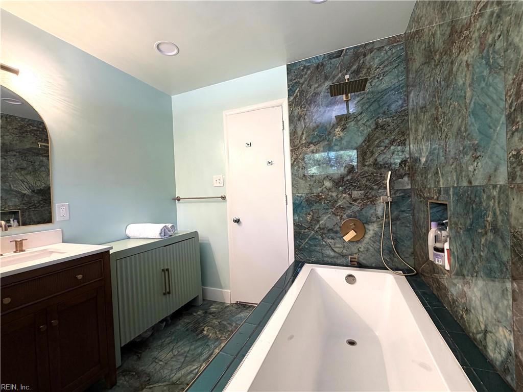 1701 N River Rd Property Photo 37