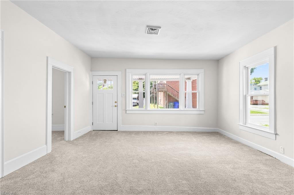 146 Pine St Property Photo 7