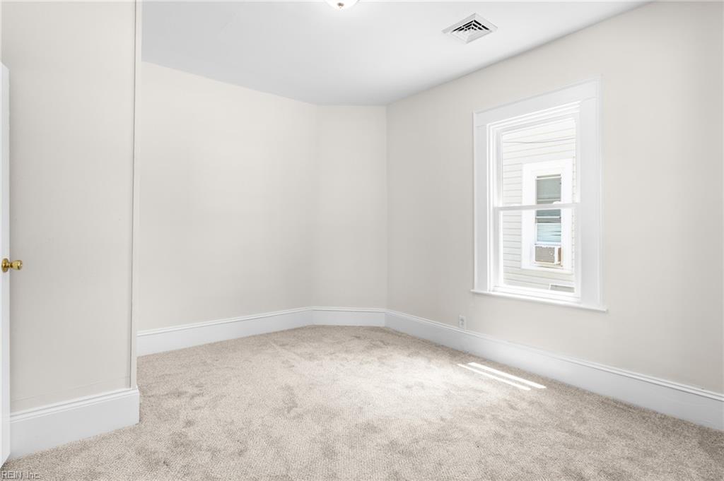 146 Pine St Property Photo 28