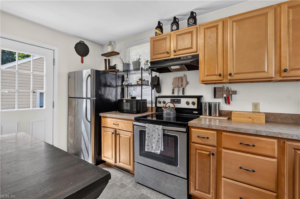 1643 Croyden Rd Property Photo 2