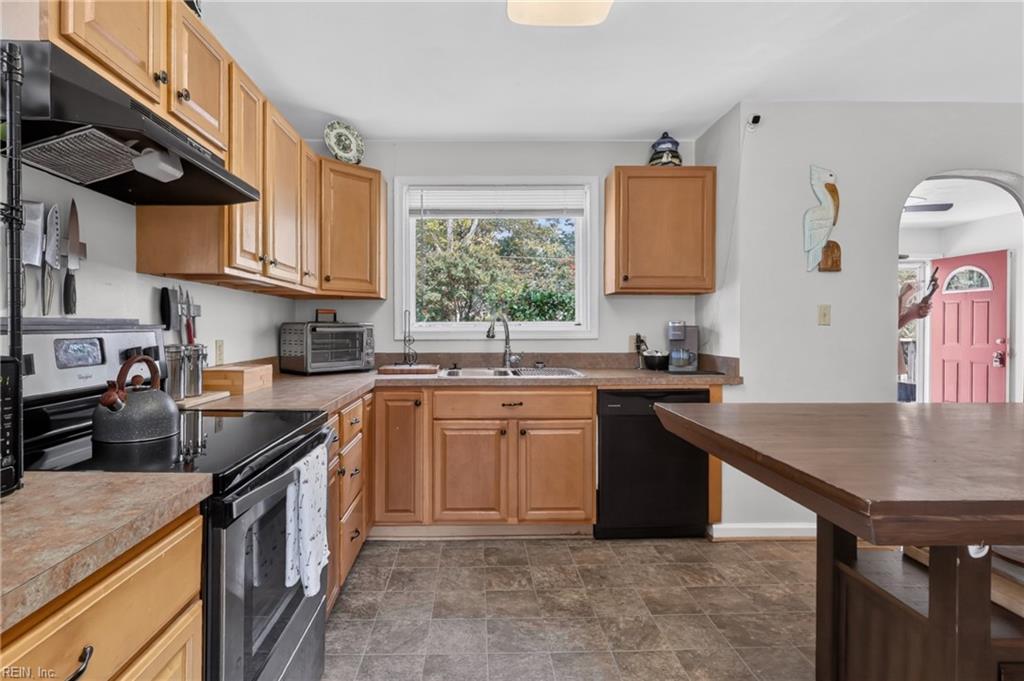 1643 Croyden Rd Property Photo 3