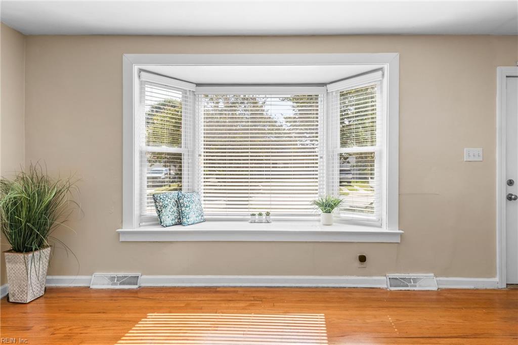 1814 Croyden Rd Property Photo 6