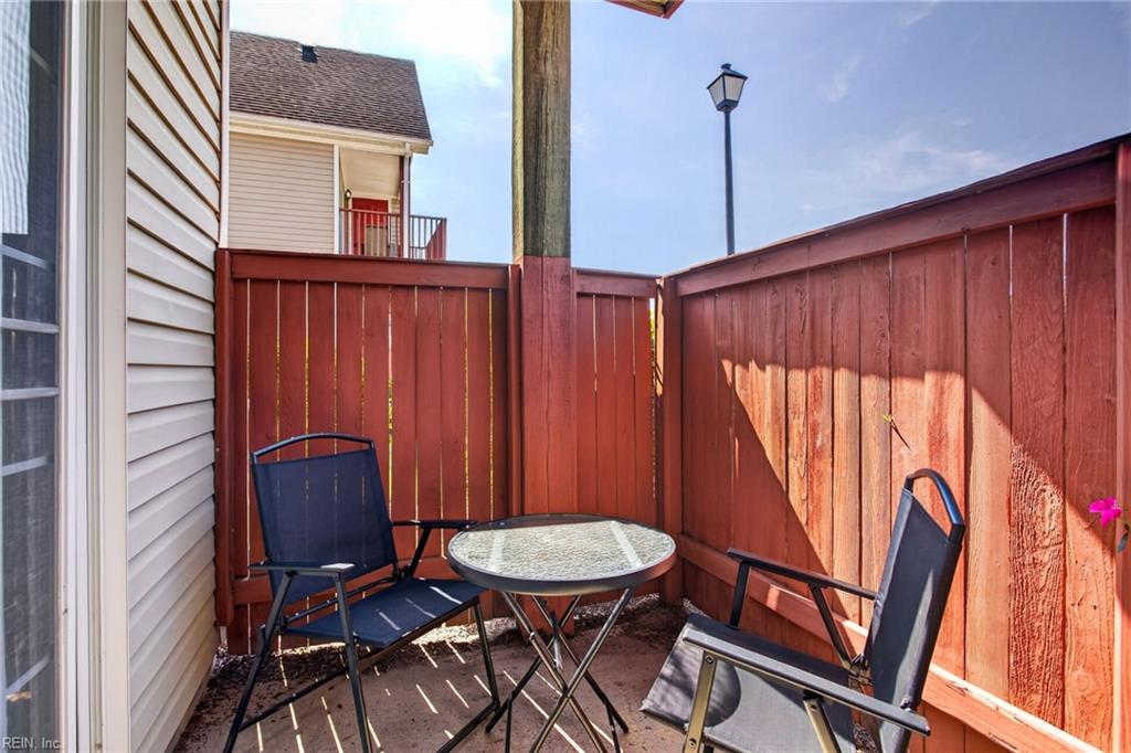 1012 Willow Green Ct Property Photo 22