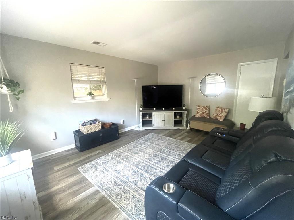 2217 Oak St Property Photo 5