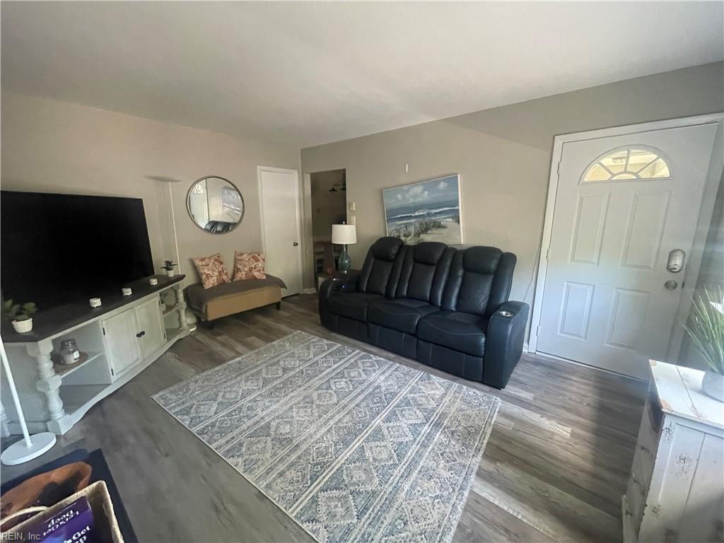 2217 Oak St Property Photo 6