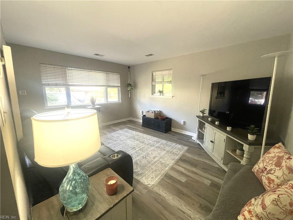 2217 Oak St Property Photo 7
