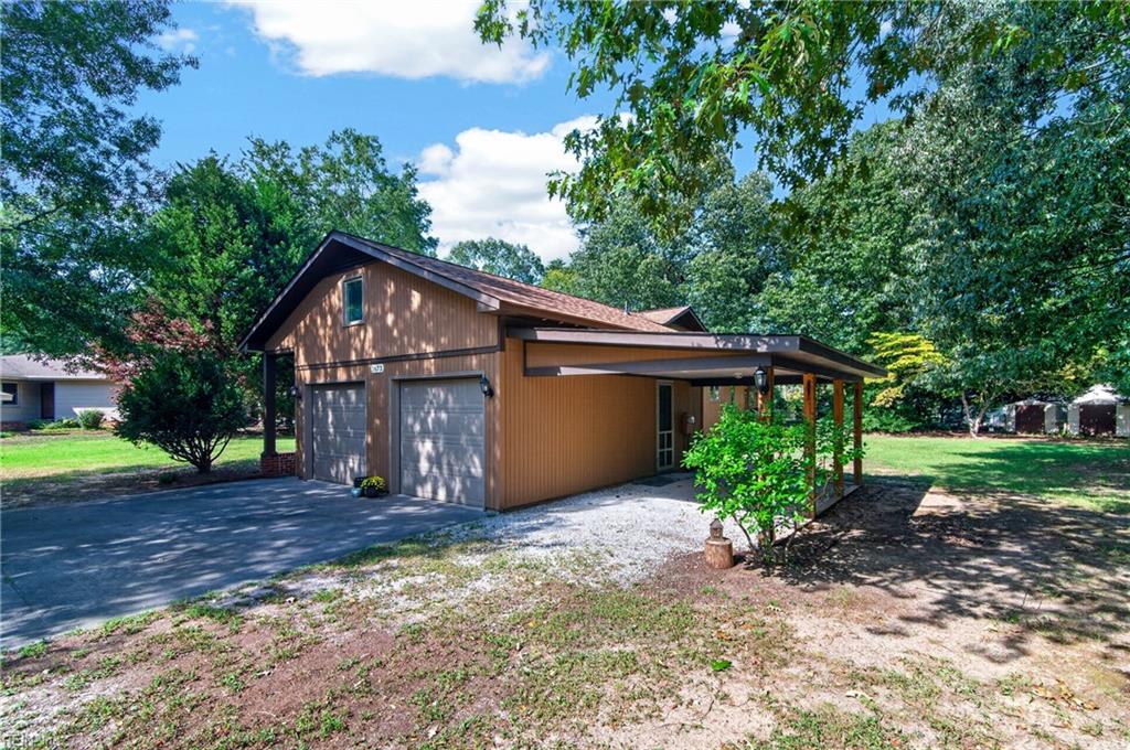 1673 Pine Tree Dr Property Photo 4